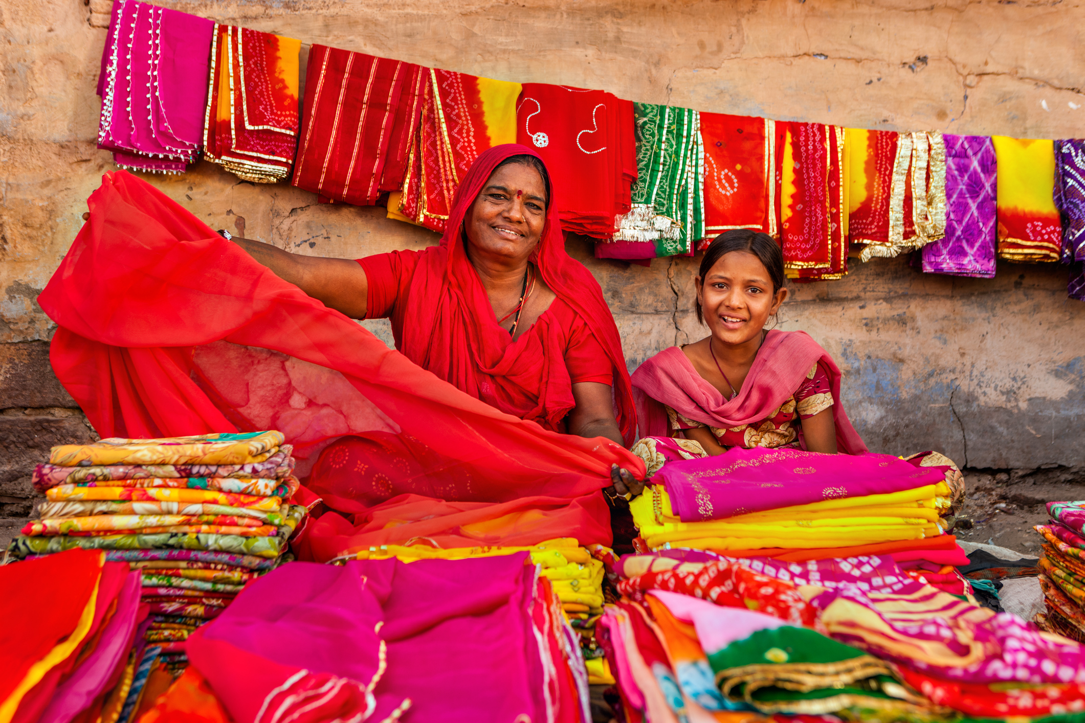 Meet Indian locals like these friendly sahri sellers when you take a tailor-made holiday with Alfred&.